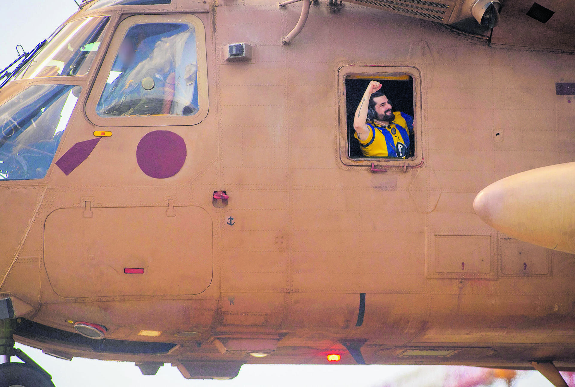 זיו ברמן חוגג מחוץ לחלון המסוק בדרך לביה"ח