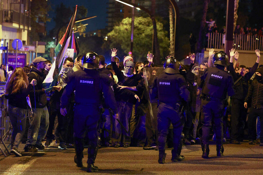 התפרעויות בהפגנה נגד ישראל פרו-פלסטינית בברצלונה ספרד