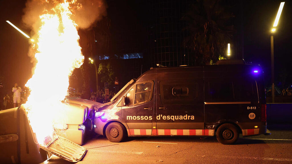 התפרעויות בהפגנה נגד ישראל פרו-פלסטינית בברצלונה ספרד