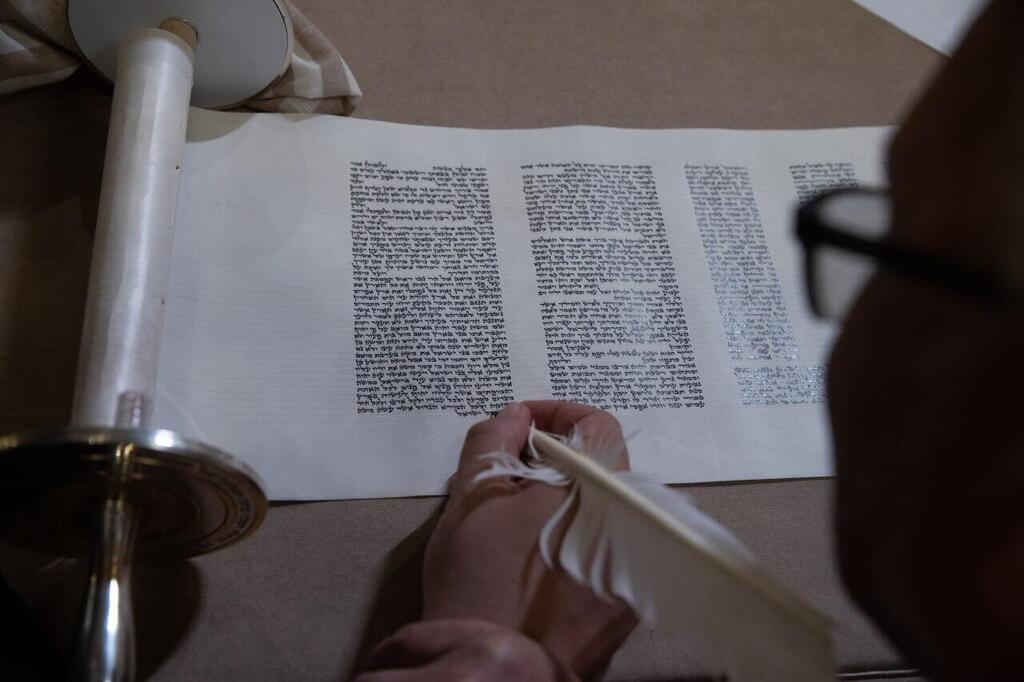 Пишут последние буквы в свитке (Фото: Алекс Коломойский) כותבים את האותיות האחרונות