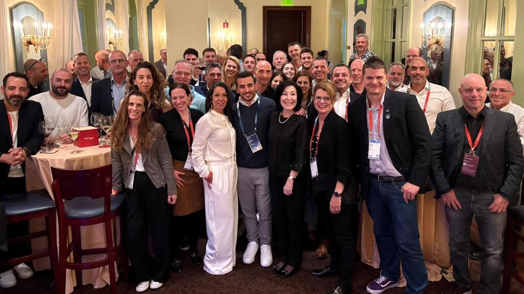 צפרא כץ (במרכז) עם חברי המשלחת הישראלית באירוע של החברה בלאס וגאס