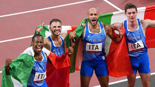 נבחרת השליחים האיטלקית חוגגת את הזהב בטוקיו. מימין: פליפו טורטו, מרסל ג'ייקובס, לורנזו פאטה ואסאוסה דסאלו 