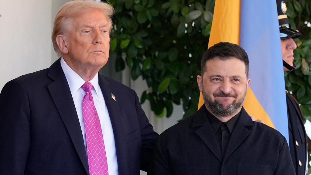 Донльд Трамп и Владимир Зеленский (Фото: AP Photo/Alex Brandon) פגישתם של טראמפ וזלנסקי