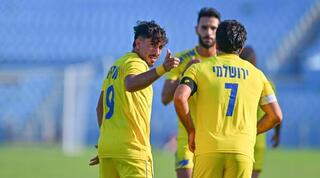 שחקני מכבי הרצליה חוגגים