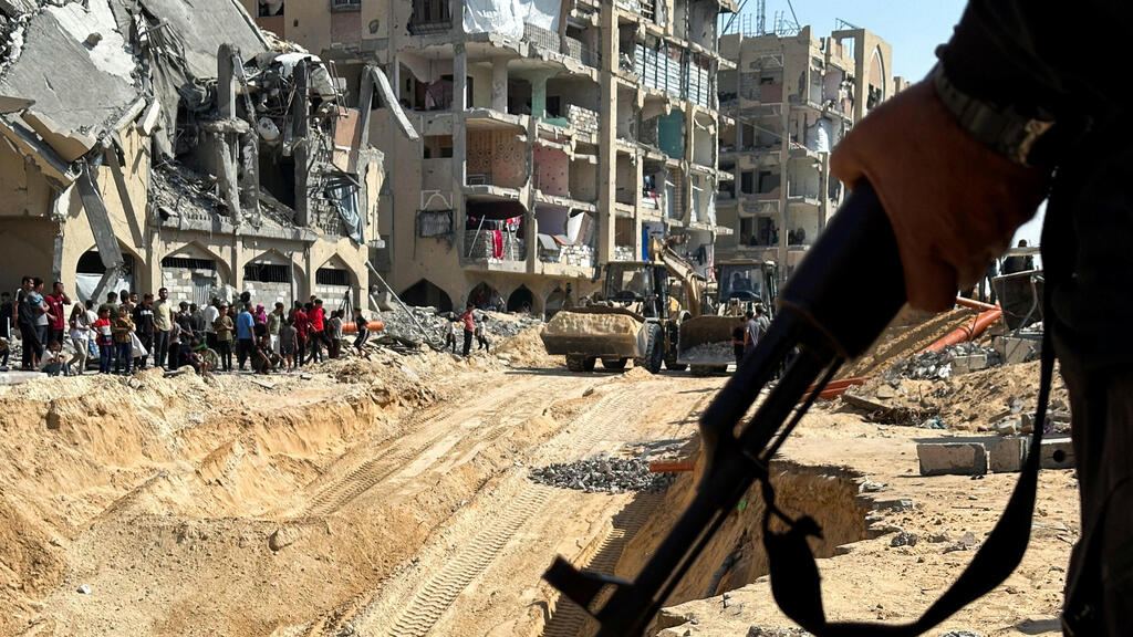 ХАМАС в Газе (Фото: REUTERS/Stringer ) חמאס מחפש את גופתו של החטוף הישראלי עמירם קופר בעזה