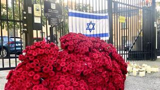 900 ורדים בכניסה לשגרירות בשבדיה