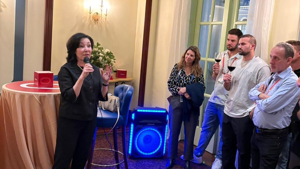 צפרא כץ מדברת לעובדים בכנס של החברה בלאס וגאס