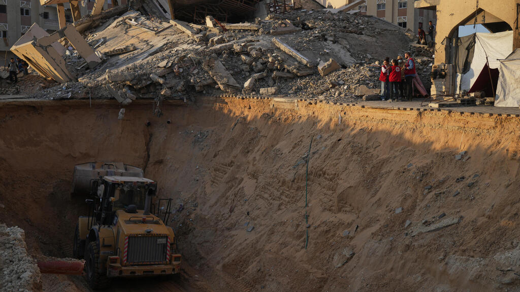 Поиск тел заложников в Газе (Фото: AP Photo/Abdel Kareem Hana) צלב אדום מגיע לאתר שבו חמאס מחפש את גופות החטופים בחאן יונס