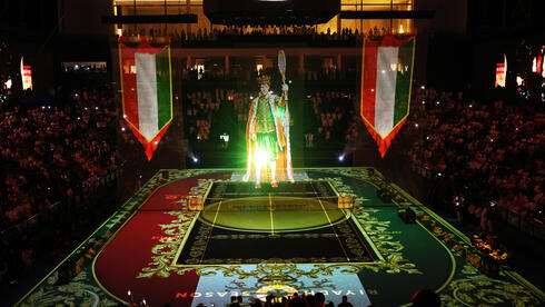 סינר מוצג לפני גמר טורניר ששת המלכים