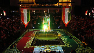 סינר מוצג לפני גמר טורניר ששת המלכים