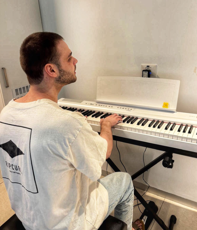 אלון אהל שורד השבי מנגן בפסנתר