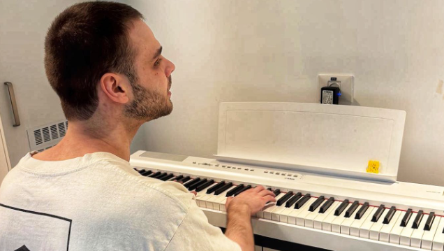 אלון אהל שורד השבי מנגן בפסנתר