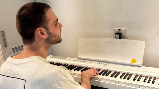 אלון אהל שורד השבי מנגן בפסנתר