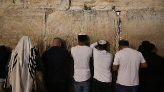 מתפללים בכותל