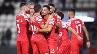 שחקני בני סכנין חוגגים את השער השני