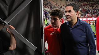 בעלי הפועל ת"א אדמונד ספרא עם בנו מואיז