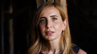 דניאל אלוני בביתה השרוף בניר עוז