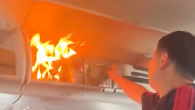 אש במטוס של אייר אסיה