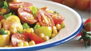 סלט עגבניות וחומוס בולגרי