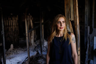 דניאל אלוני בביתה השרוף בניר עוז