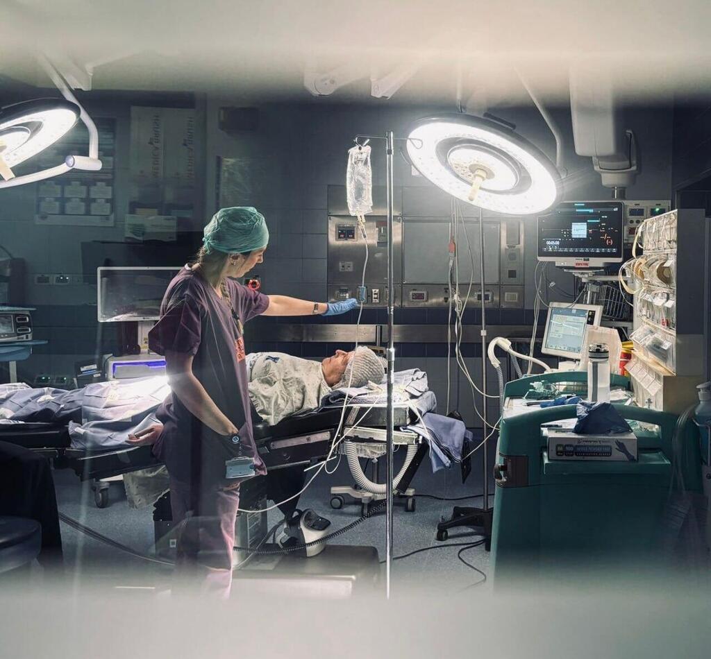 Bariatric surgery being simulated using hypnosis. "Feels like a real surgery" (Photo: Tamar Haratz Barkai) היפנוזה במקום ניתוח בריאטרי