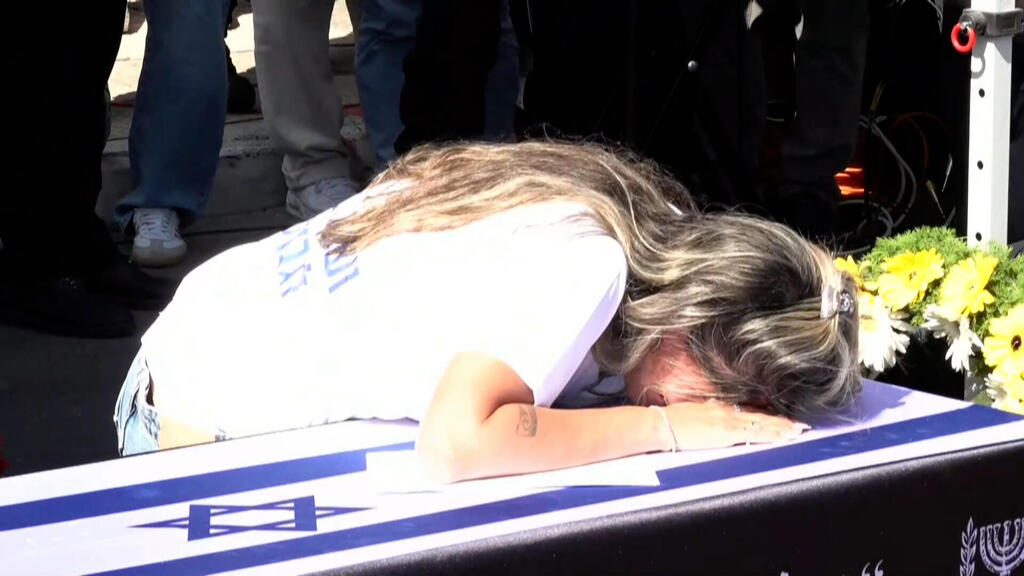 Uriel's widow, Racheli רחלי, אישתו של אוריאל ברוך ז"ל משתטחת על ארון הקבורה