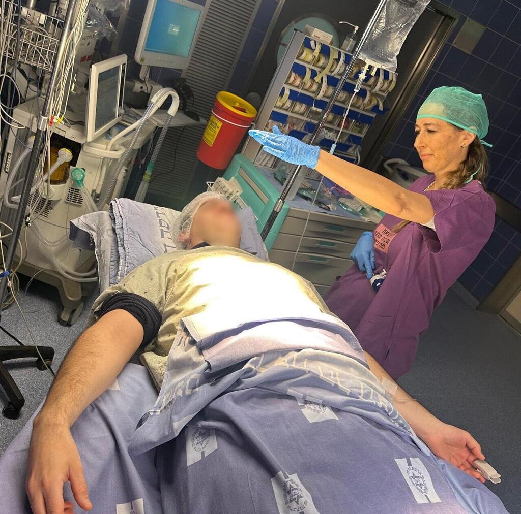 Psychologist and certified hypnotherapist Maya Mizrahi with one of the patients (Photo: Tamar Haratz Barkai) היפנוזה במקום ניתוח בריאטרי