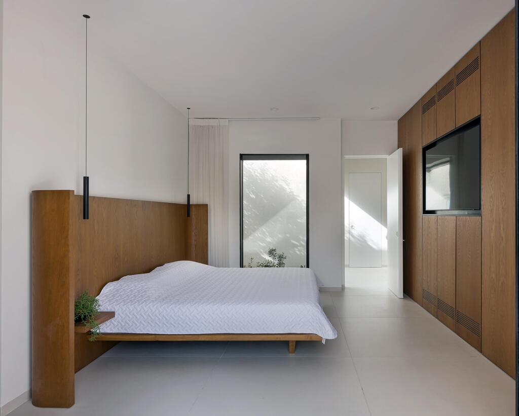 Parents bedroom (Photo: Amit Gosher) בית לשף במושב, תכנון: רון שינקין