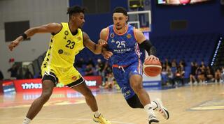 אוטיס פרייז’ר מנסה לעצור את אייזיה אייזנדורף  (באדיבות המועדון)