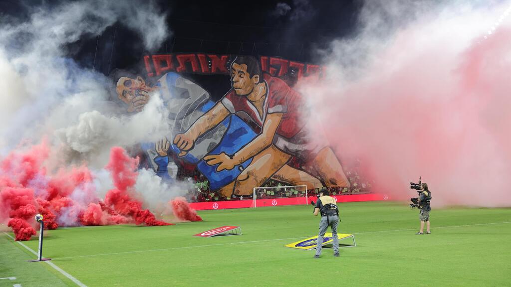 Фейеры на стадионе (Фото: Оз Муалем) אוהדי הפועל ת"א אבוקות עשן