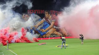 אוהדי הפועל ת"א אבוקות עשן