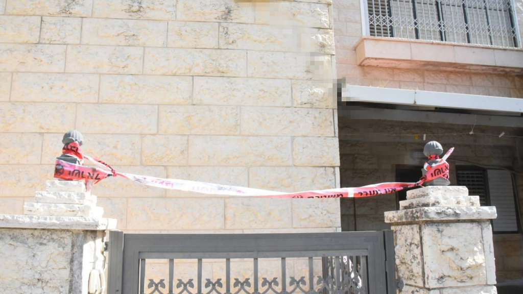 На месте преступления в Кармиэле (Фото: Авигу Шапира) שורדת שואה נקברה בתוך בור בחצר ביתה בכרמיאל