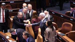 ראש הממשלה נתניהו לוחץ את ידי השרים בפתיחת מושב הכנסת