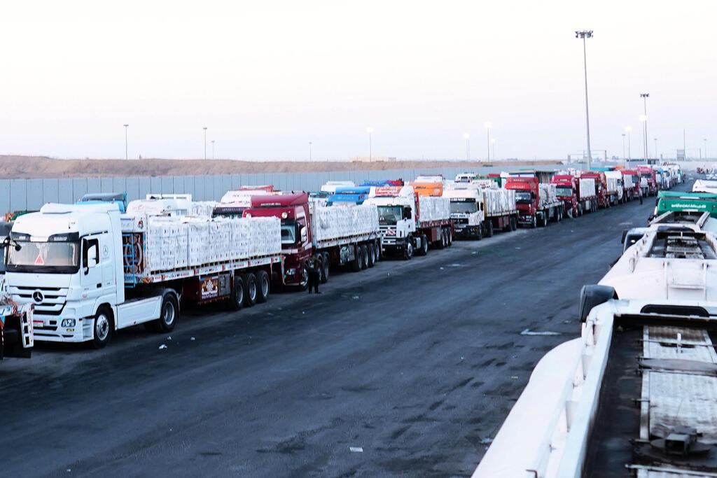 Gaza-bound Humanitarian aid supplies convoy (Photo: AP Photo/Mohamed Arafat) משאיות סיוע שנכנסות לעזה