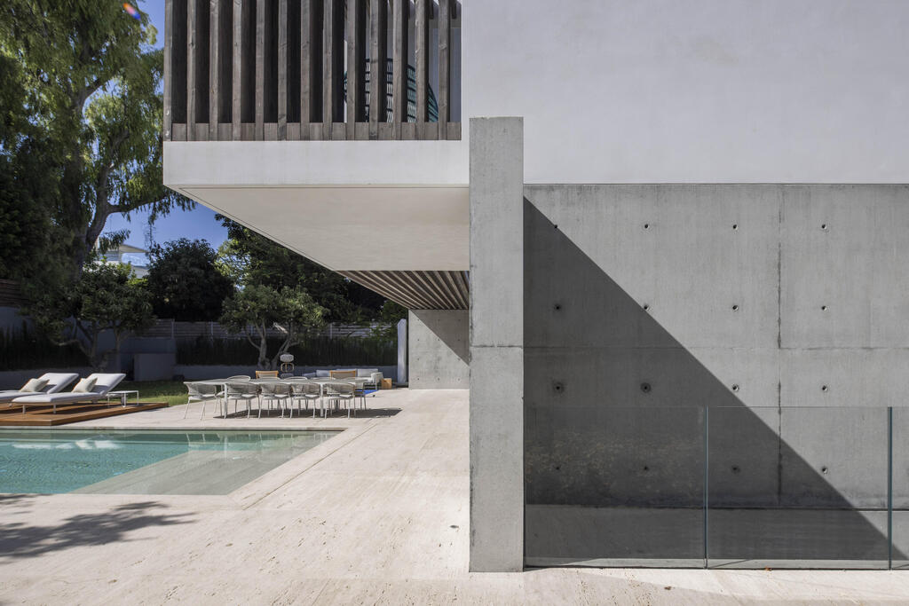 The upper floor casts shade over part of the yard (Photo: Nimrod Levy) בית פרטי בהרצליה פיתוח, תכנון: עמיר צורף
