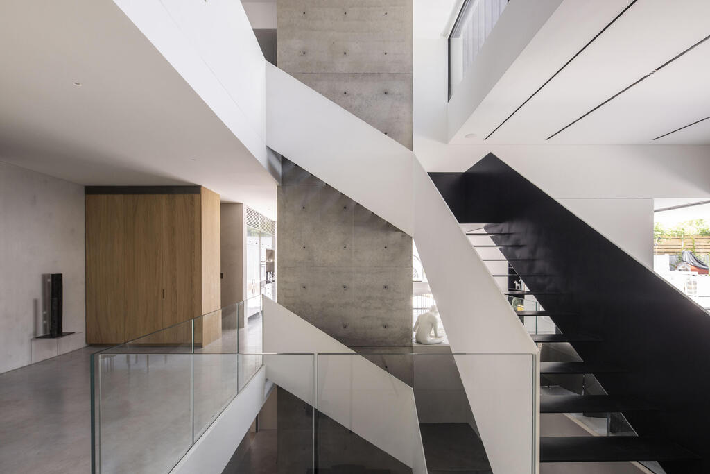 A vertical skylight installed on the upper floor allows natural light to stream inside (Photo: Nimrod Levy) בית פרטי בהרצליה פיתוח, תכנון: עמיר צורף