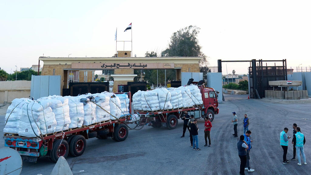 Грузовики с гумпомощью для Газы (Фото: AP Photo/Mohamed Arafat) משאיות סיוע שנכנסות לעזה