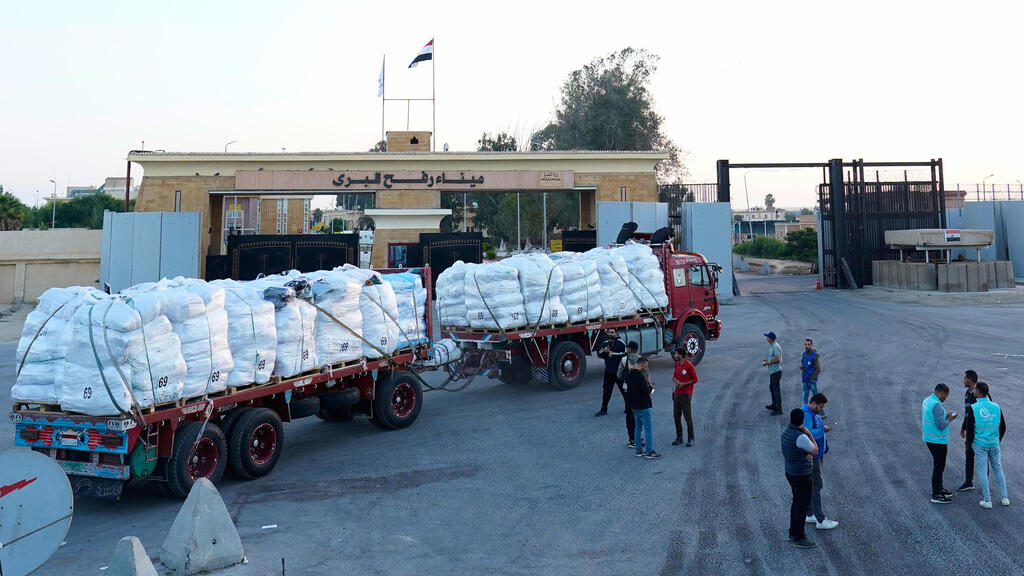 Гумпомощь для Газы (Фото: AP Photo/Mohamed Arafat) משאיות סיוע שנכנסות לעזה