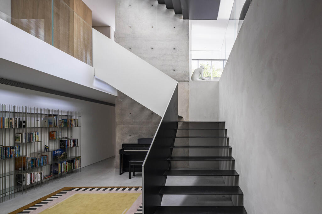 The house features concrete, mineral plaster, massive wooden beams, natural stone, glass, and metal (Photo: Nimrod Levy) בית פרטי בהרצליה פיתוח, תכנון: עמיר צורף