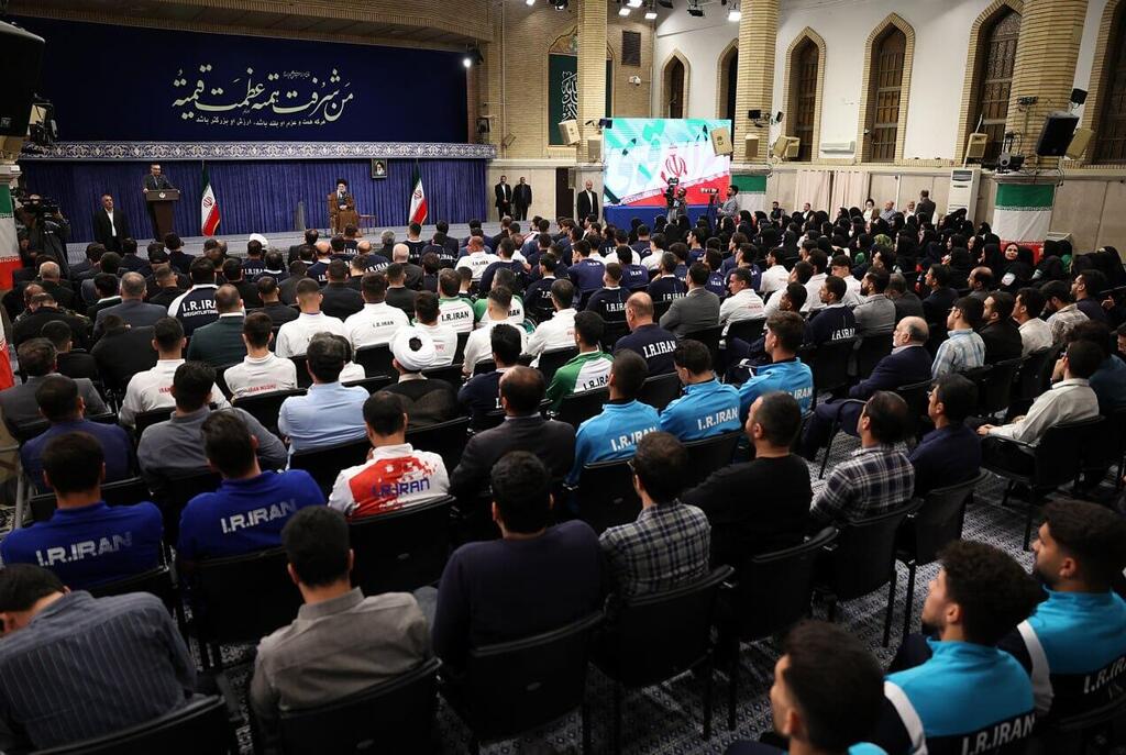 מנהיג איראן עלי חמינאי במפגש עם ספורטאים