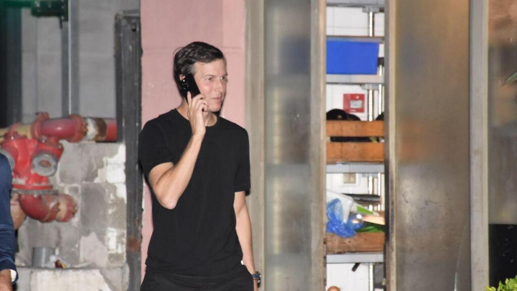 Kushner outside the restaurant (Photo: Amir Meiri) סטיב ויטקוף ג'ארד קושנר פפראצי בתל אביב