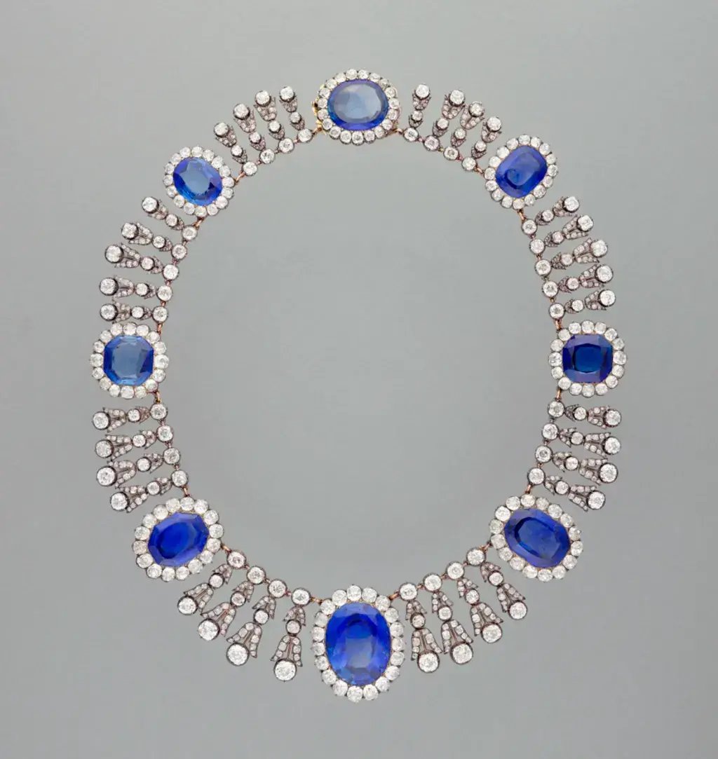 שרשרת ששימשה את מלכת צרפת מריה אמליה ונגנבה ב שוד מוזיאון ה לובר הלובר צרפת