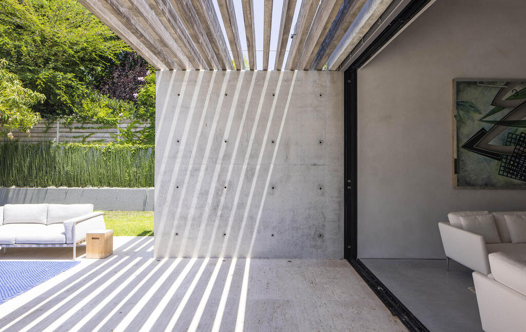 The exit from the living room to the yard, partially shaded (Photo:Nimrod Levy) בית פרטי בהרצליה פיתוח, תכנון: עמיר צורף
