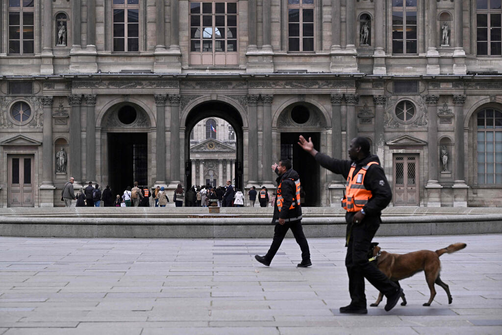 מאבטחים ב מוזיאון ה לובר הלובר פריז צרפת אחרי שוד