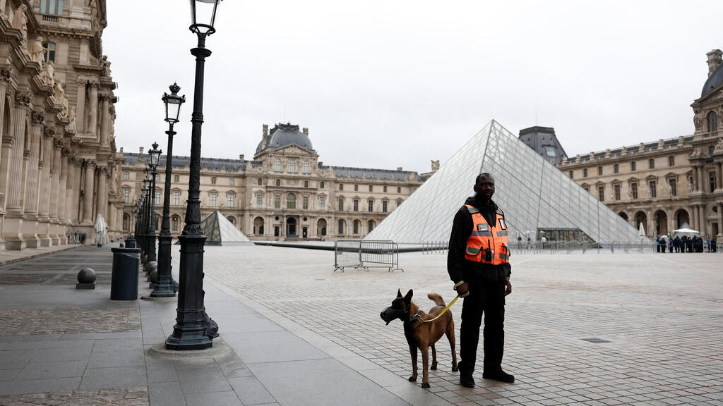 Полицейский возле здания Лувра (Фото: REUTERS/Benoit Tessier) מאבטחים ב מוזיאון ה לובר הלובר פריז צרפת אחרי שוד
