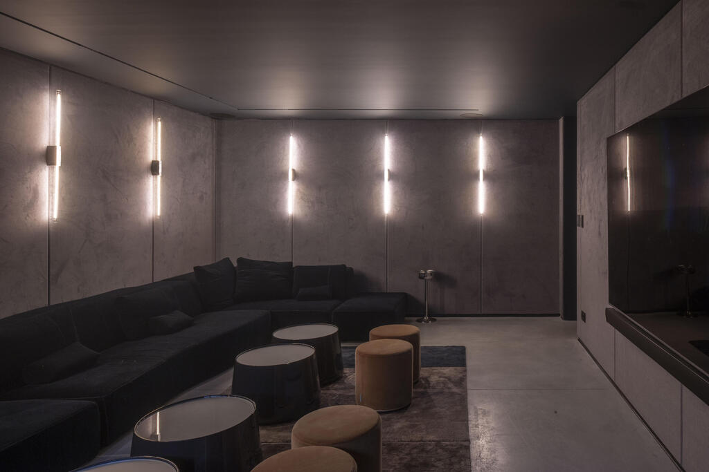 They enjoy hosting in the basement and watching movies (Photo: Nimrod Levy) בית פרטי בהרצליה פיתוח, תכנון: עמיר צורף