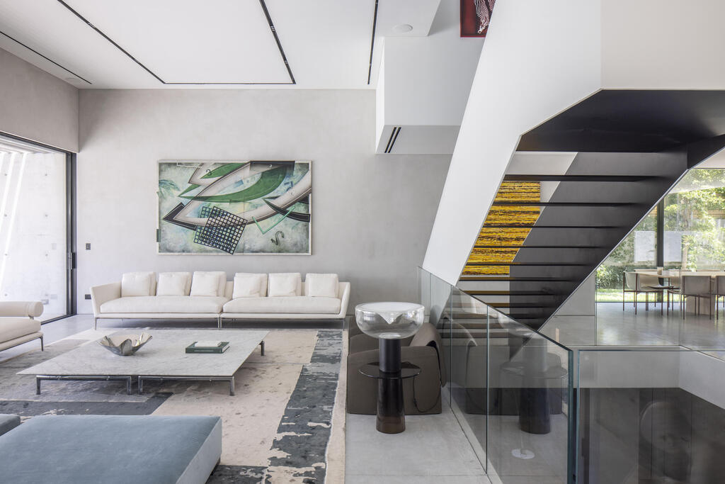 The living room beside the staircase (Photo: Nimrod Levy) בית פרטי בהרצליה פיתוח, תכנון: עמיר צורף