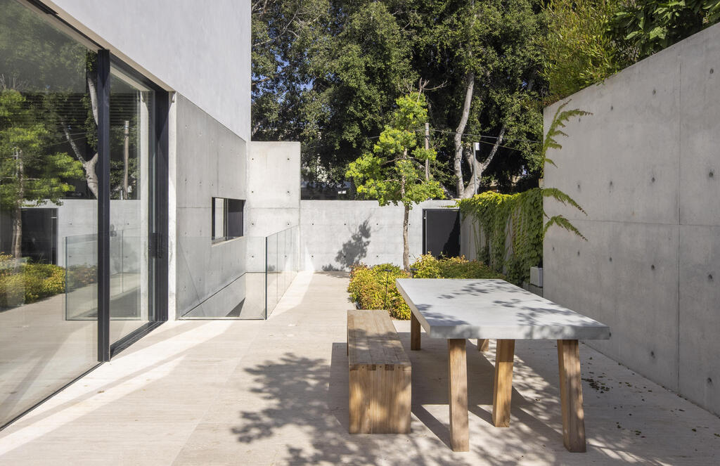 An open-air dining area (Photo: Nimrod Levy) בית פרטי בהרצליה פיתוח, תכנון: עמיר צורף