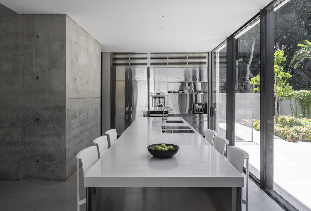 A stainless-steel kitchen adjoining the outdoor area (Photo: Nimrod Levy) בית פרטי בהרצליה פיתוח, תכנון: עמיר צורף