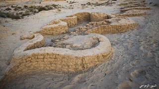 חומת המצודה שנבנתה באופן שבו היא עמדה בפני סחף חול ורוח